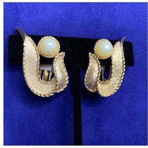 Sarah Coventry Symphony Earrings in an elegant pattern, in Gold wash